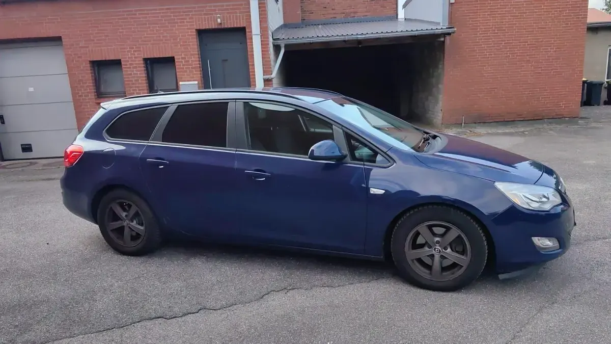 Gebraucht Opel Astra 120 PS (88 kW) 2012 Blau Kombi