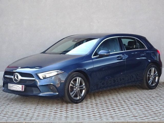 Blau Gebraucht 2019 Mercedes A160 Business Limousine | 17.980 € (Guter Preis) - Bild 1/3