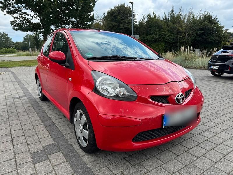 Rot Gebraucht 2008 Toyota Aygo Kleinwagen | 2.850 € (Etwas zu teuer) - Bild 1/4