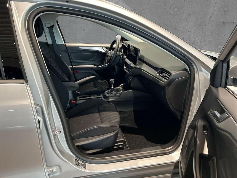 Neu Ford Focus Titanium 125 PS (91 kW) 2025 Silber Limousine