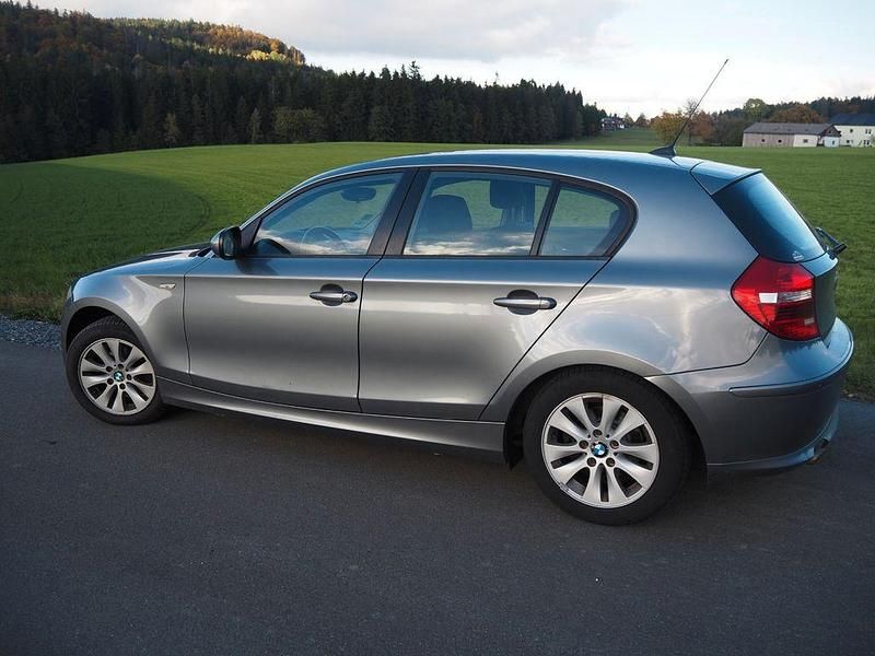 Grau Gebraucht 2010 BMW 116 Kleinwagen | 3.700 € (Fairer Preis) - Bild 1/4