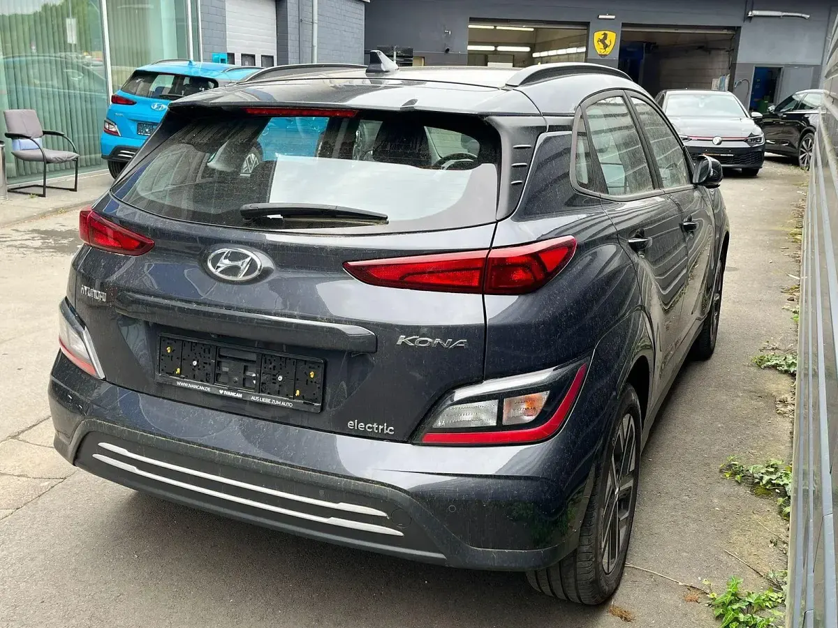 Gebraucht Hyundai Kona Select 100 kW (136 PS) 2023 Schwarz SUV