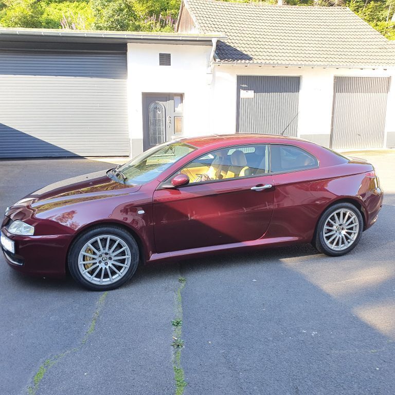 Rot Gebraucht 2007 Alfa Romeo GT Distinctive Coupé | 15.400 € - Bild 1/4