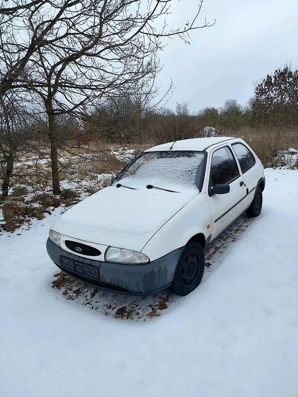 Weiß Gebraucht 1998 Ford Fiesta Kleinwagen | 350 € (Fairer Preis) - Bild 1/2