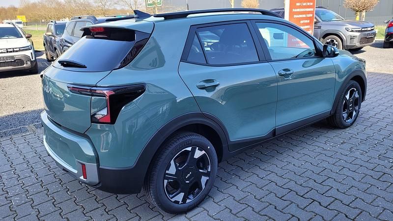 Neu Kia Stonic Exclusive 101 PS (74 kW) 2026 Mangrove grün SUV