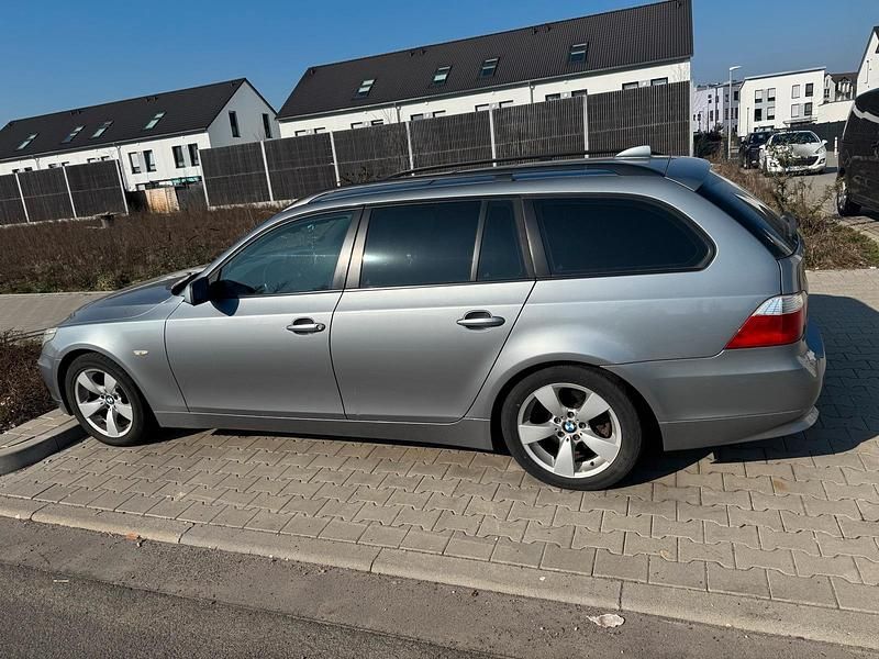 Gebraucht BMW 525 170 PS (125 kW) 2007 Grau Kombi