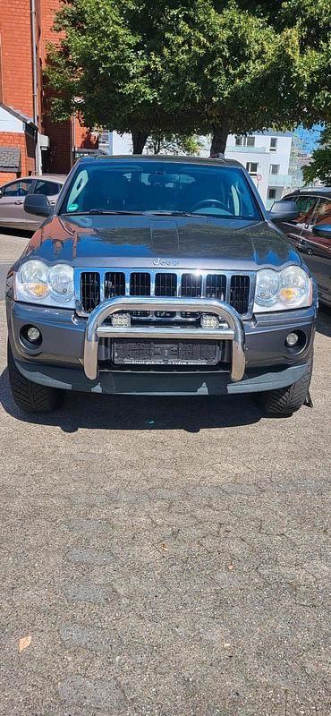 Grau Gebraucht 2006 Jeep Grand Cherokee Overland SUV | 4.500 € (Fairer Preis) - Bild 1/4