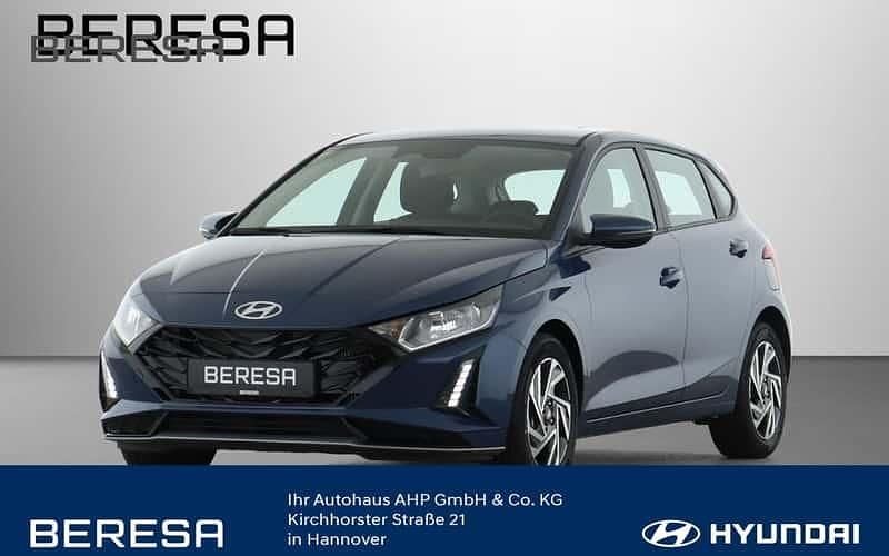 Phantom black / met Neu 2025 Hyundai i20 Trend Limousine | 18.580 € (Guter Preis) - Bild 1/4