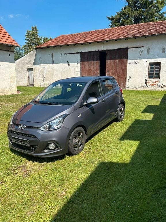 Grau Gebraucht 2015 Hyundai i10 Trend Kleinwagen | 6.100 € (Guter Preis) - Bild 1/4