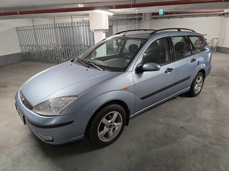 Blau Gebraucht 2004 Ford Focus Ghia Kombi | 2.000 € (Guter Preis) - Bild 1/4