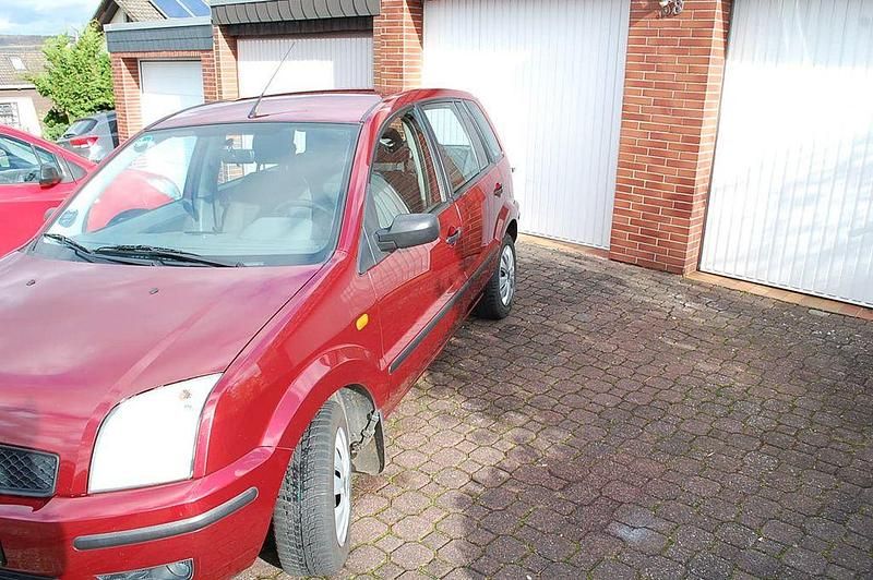 Rot Gebraucht 2003 Ford Fusion Ambiente Limousine | 1.700 € (Guter Preis) - Bild 1/4