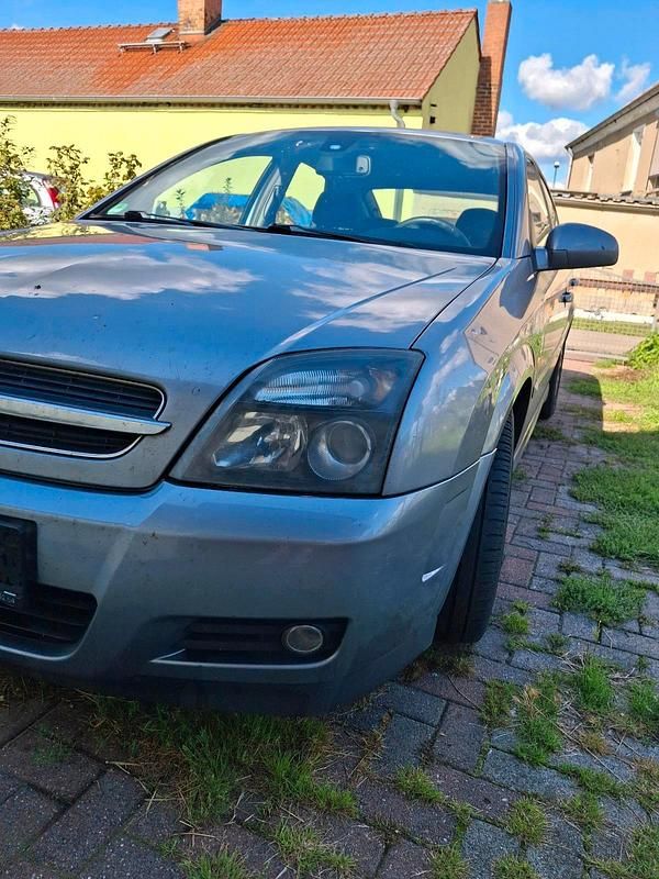 Grau Gebraucht 2004 Opel Vectra GTS Limousine | 1.800 € - Bild 1/4