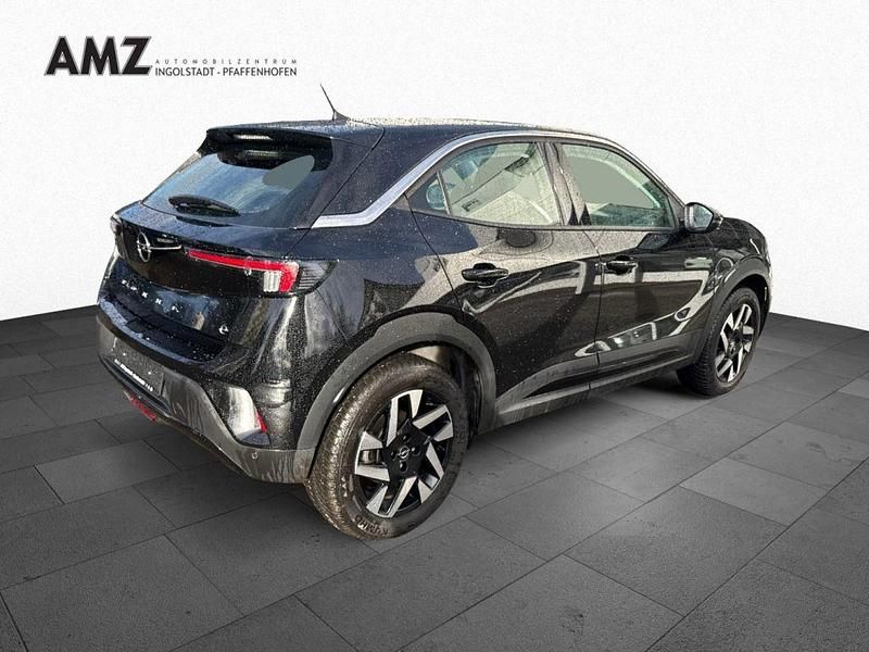 Gebraucht Opel Mokka-e Elegance 100 kW (136 PS) 2023 Lackierung schwarz perla nera/ SUV