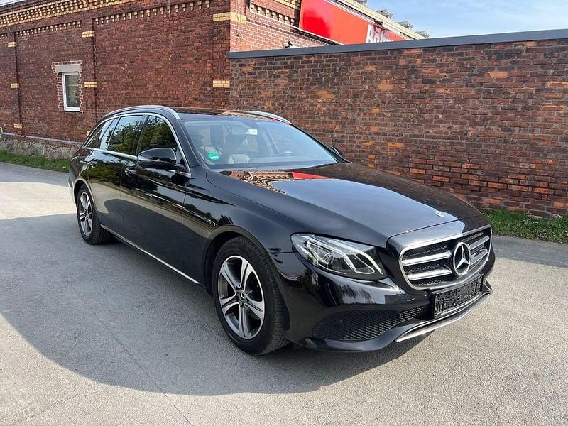 Gebraucht Mercedes E220 194 PS (142 kW) 2019 Schwarz Limousine