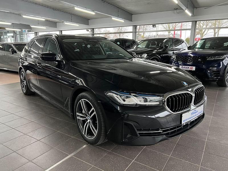Saphirschwarz Gebraucht 2023 BMW 530 Sport Line Kombi | 37.700 € (Guter Preis) - Bild 1/4