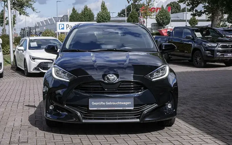 Neu Toyota Yaris Hybrid 116 PS (85 kW) 2025 Schwarz Limousine
