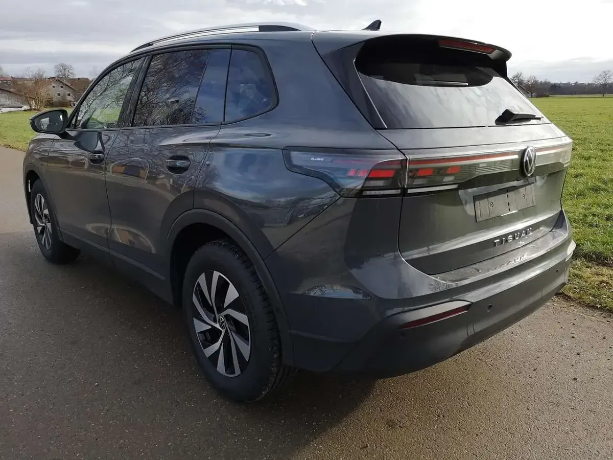 Neu VW Tiguan Life 150 PS (110 kW) 2026 Delfingrau metallic SUV
