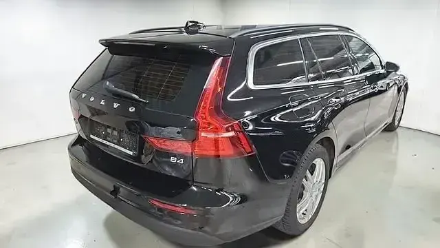 Gebraucht Volvo V60 Core 197 PS (144 kW) 2023 Schwarz Kombi