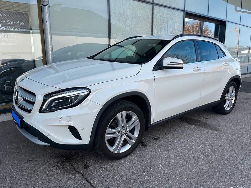 Weiß Gebraucht 2016 Mercedes GLA180 SUV | 12.299 € (Guter Preis) - Bild 1/4