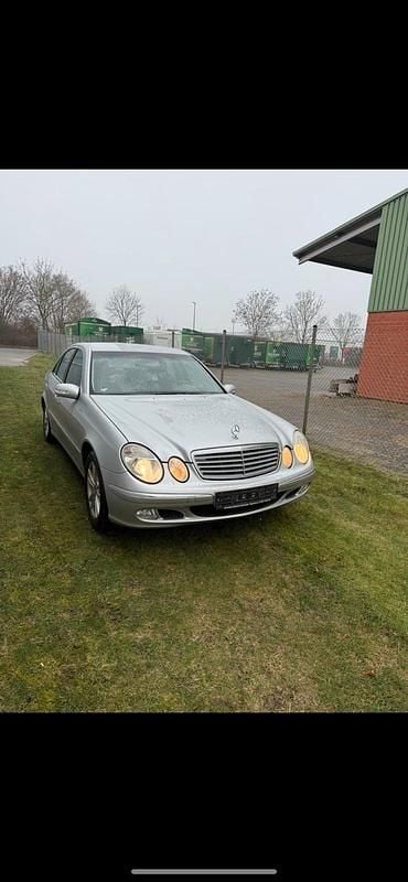 Grau Gebraucht 2003 Mercedes E200 Limousine | 2.800 € (Superpreis) - Bild 1/4
