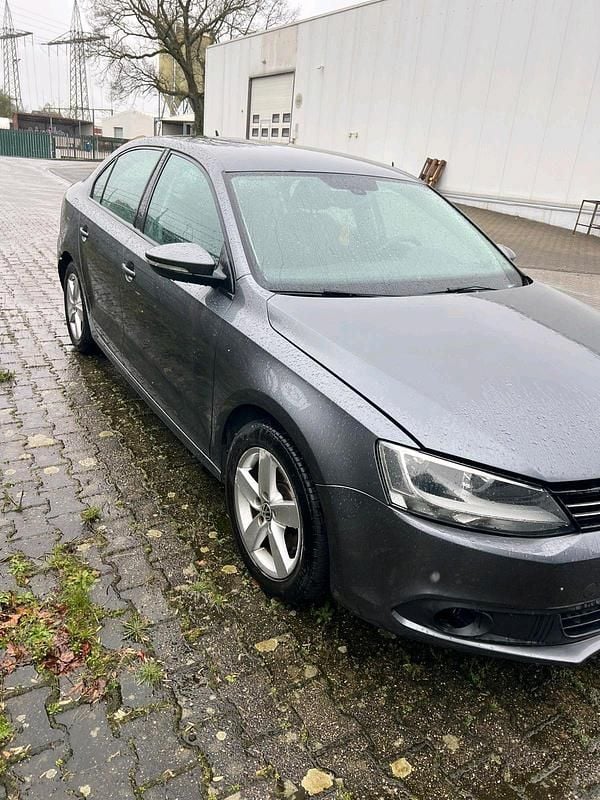 Gebraucht VW Jetta 105 PS (77 kW) 2012 Grau Limousine