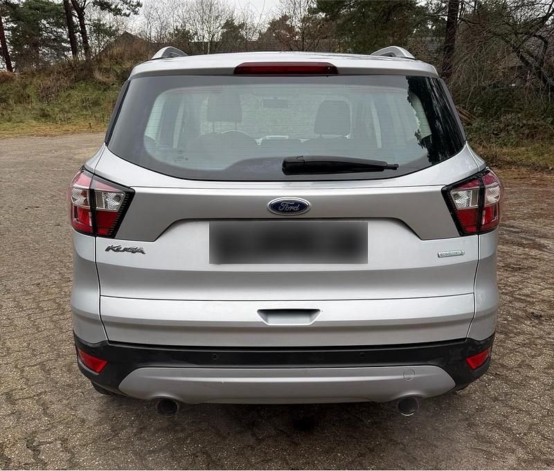 Gebraucht Ford Kuga 120 PS (88 kW) 2017 Silber SUV