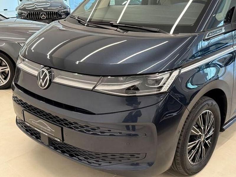 Second-hand VW Multivan Style 150 CP (110 kW) 2023 Albastru Monovolum