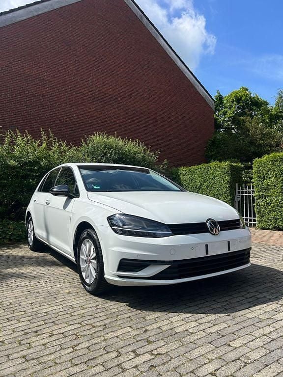 Weiß Gebraucht 2018 VW Golf VII Limousine | 8.990 € (Guter Preis) - Bild 1/4