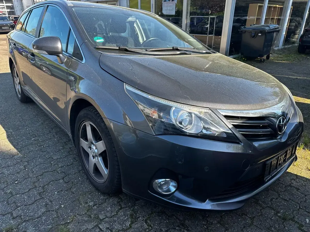 Gebraucht Toyota Avensis Life 150 PS (110 kW) 2012 Grau Kombi