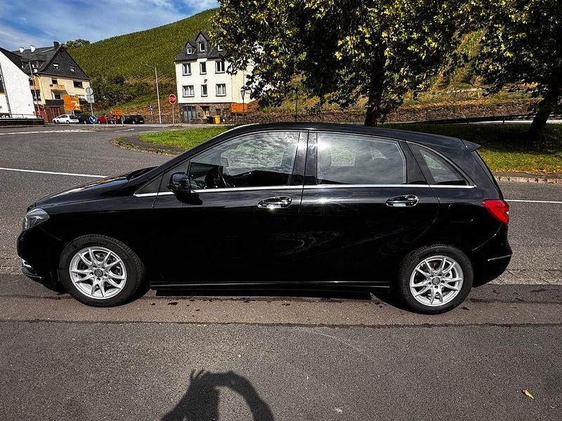 Schwarz Gebraucht 2014 Mercedes B180 Van / Kleinbus | 12.999 € (Etwas zu teuer) - Bild 1/4