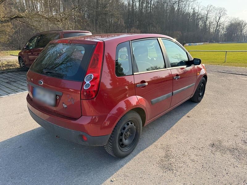 Gebraucht Ford Fiesta Ambiente 69 PS (50 kW) 2007 Rot Kleinwagen