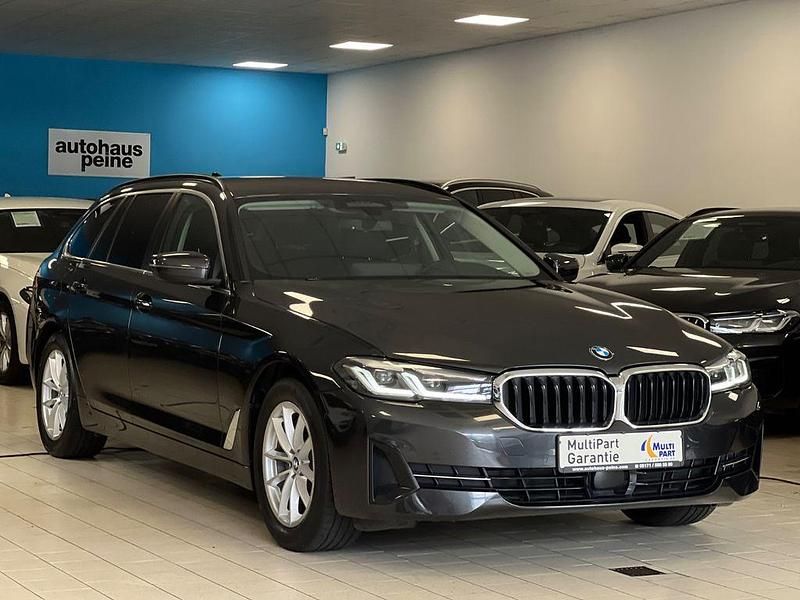 Sophistograu brillanteffekt Gebraucht 2022 BMW 520 Performance Kombi | 31.999 € (Guter Preis) - Bild 1/4