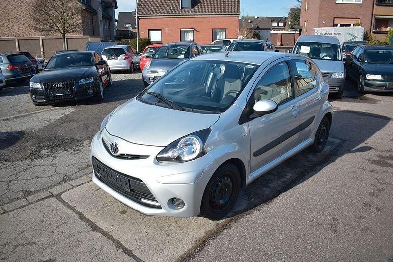 Gebraucht Toyota Aygo Cool 68 PS (50 kW) 2014 Silber Kleinwagen