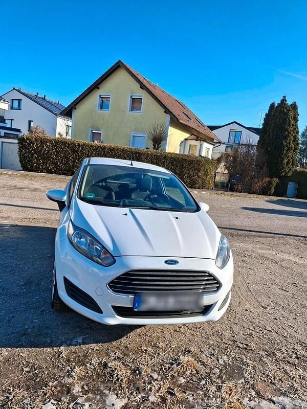 Weiß Gebraucht 2015 Ford Fiesta Kleinwagen | 5.900 € (Fairer Preis) - Bild 1/4