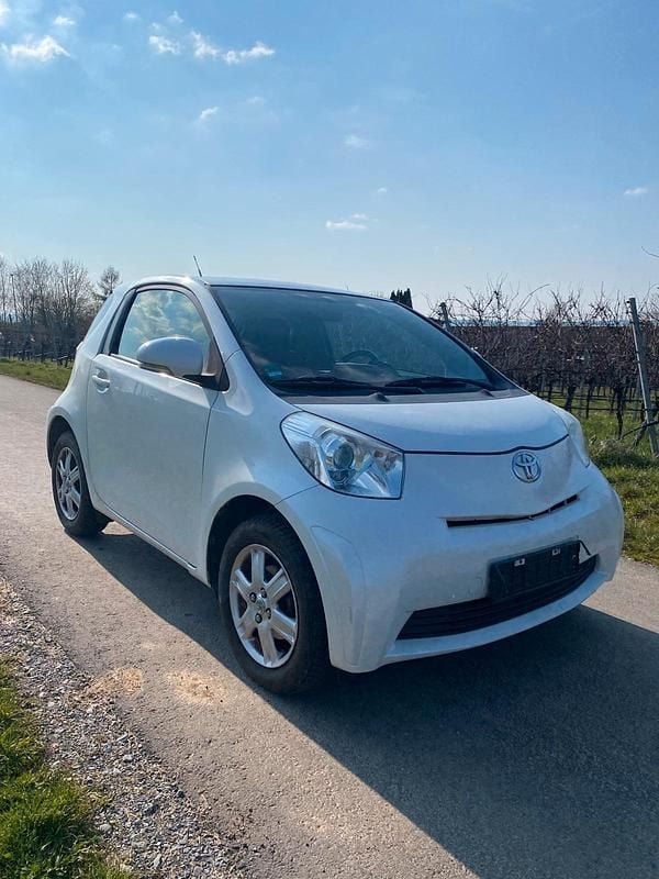 Gebraucht Toyota iQ 68 PS (50 kW) 2011 Weiß Kleinwagen