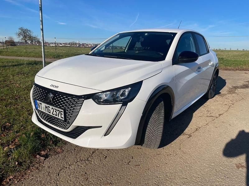 Weiß Gebraucht 2023 Peugeot e-208 Allure Kleinwagen | 16.500 € (Superpreis) - Bild 1/4