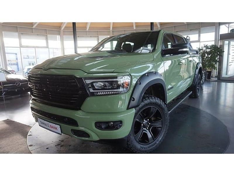 Olivegrün (metallic) Gebraucht 2023 Dodge Ram Abholung | 49.899 € (Teuer) - Bild 1/4