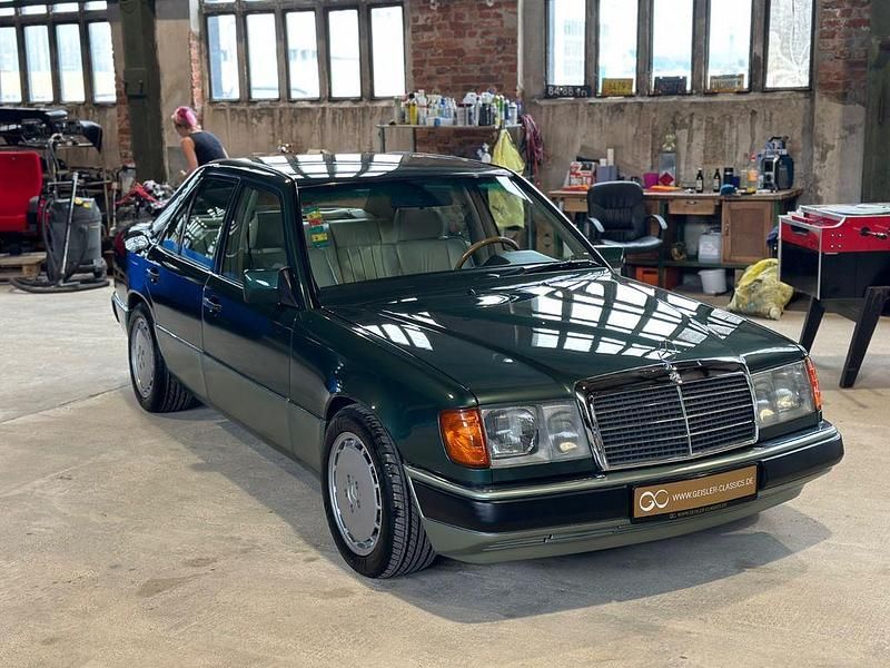 Second-hand Mercedes E230 132 CP (97 kW) 1992 Verde Berlinǎ