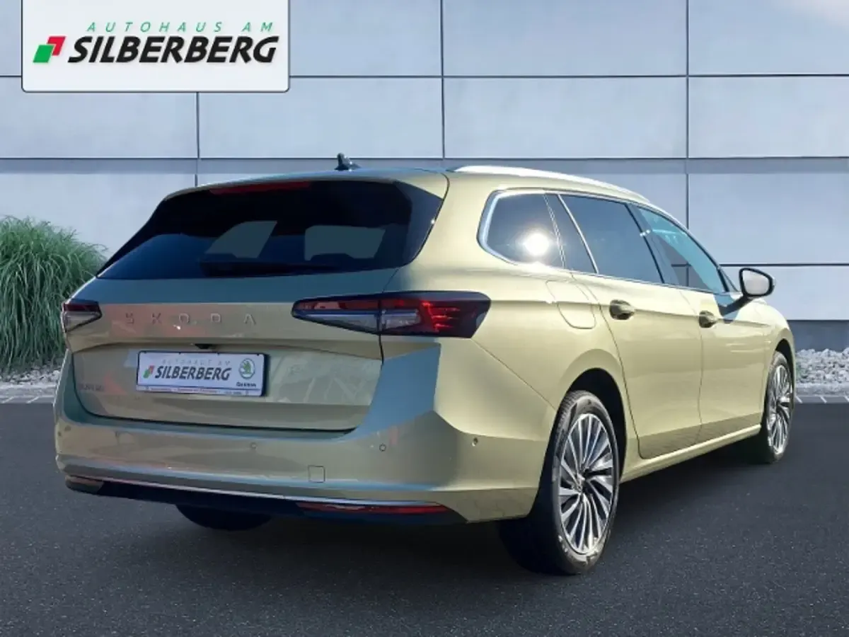 Gebraucht Skoda Superb LAURIN & KLEMENT 150 PS (110 kW) 2024 Ice teabeige metallic Kombi