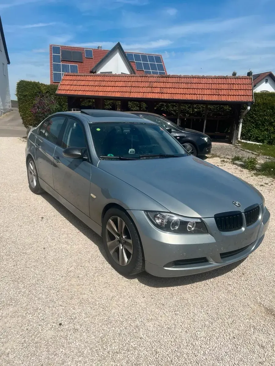 Usata BMW 320 Basis 150 CV (110 kW) 2005 Blu Berlina