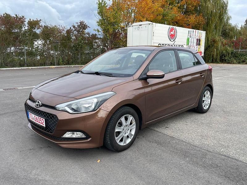 Braun Gebraucht 2017 Hyundai i20 Trend Limousine | 5.990 € (Guter Preis) - Bild 1/4
