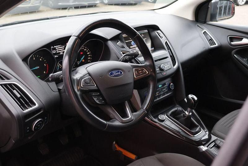 Gebraucht Ford Focus Titanium 120 PS (88 kW) 2016 Grau Limousine