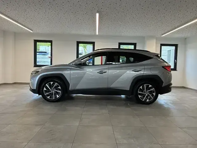 Gebraucht Hyundai Tucson Trend 136 PS (100 kW) 2023 Shimmering silver SUV
