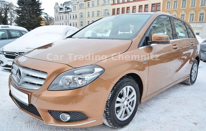 Gebraucht Mercedes B180 122 PS (89 kW) 2012 Gold Van / Kleinbus