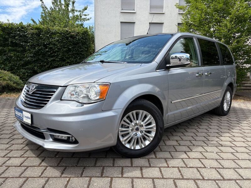 Silber Gebraucht 2015 Lancia Voyager Platinum Van / Kleinbus | 15.999 € (Superpreis) - Bild 1/4