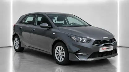 Neu Kia Ceed 140 PS (102 kW) 2025 Experience grün metallic Kleinwagen