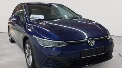 Gebraucht VW Golf VIII Life 150 PS (110 kW) 2022 Atlantic blue metallic Limousine