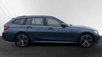 Gebraucht BMW 330e M Sport 292 PS (214 kW) 2024 Arctic race blue metallic Kombi