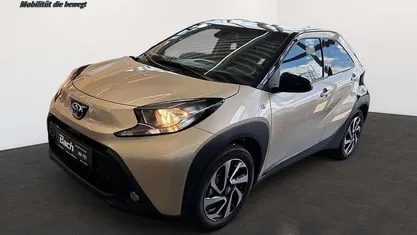 Ginger beige / schwarz Gebraucht 2025 Toyota Aygo X SUV | 17.940 € (Fairer Preis)