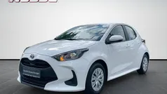 Schneeweiß Gebraucht 2023 Toyota Yaris Hybrid Comfort Kleinwagen | 19.980 € (Fairer Preis)